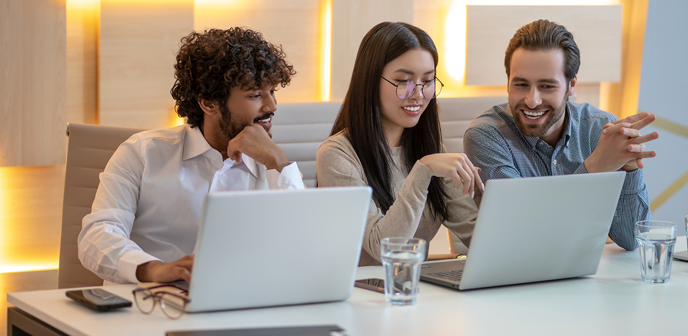 Analístas de marketing revisando los indicadores de rendimiento
