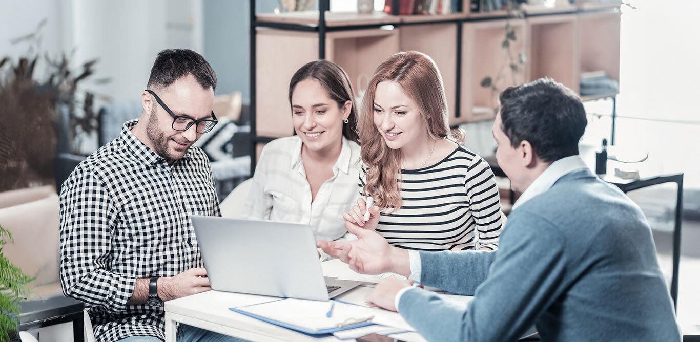 equipo-analiza-estrategia-avanzada-keyword-reasearch