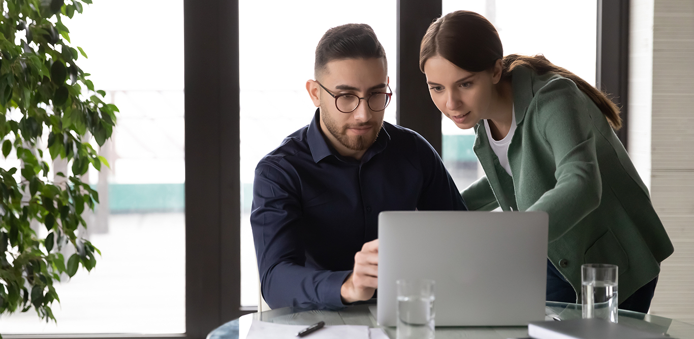 Equipo de marketing analizando estrategias de crecimiento
