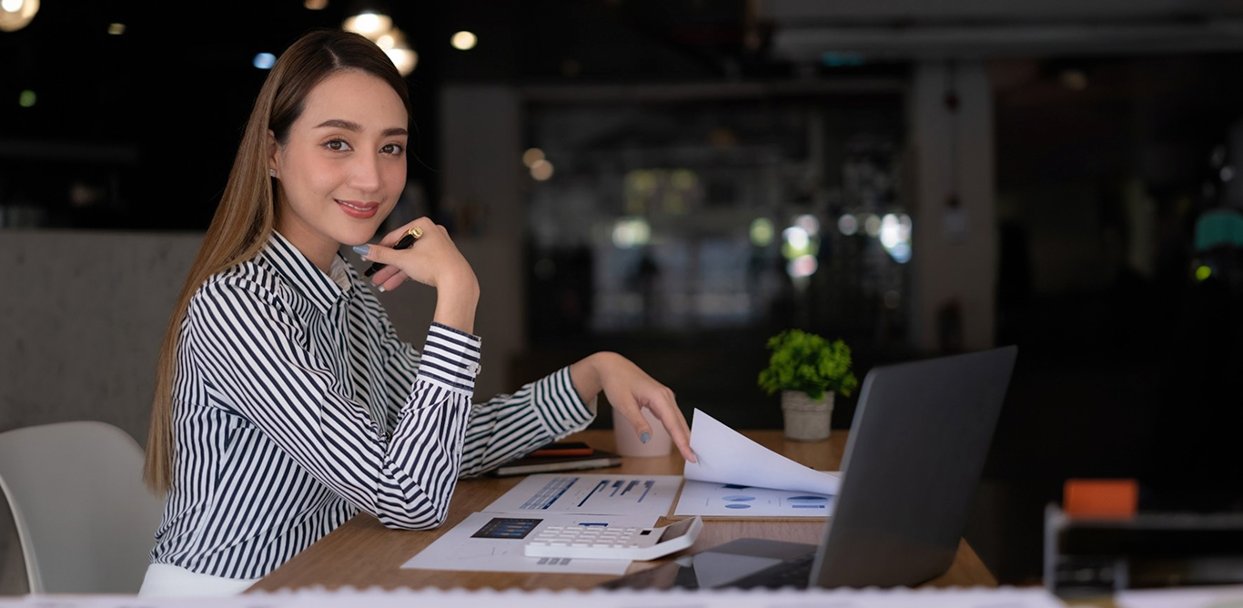 Especialista en marketing analizando el comportamiento de palabras clave para google ads
