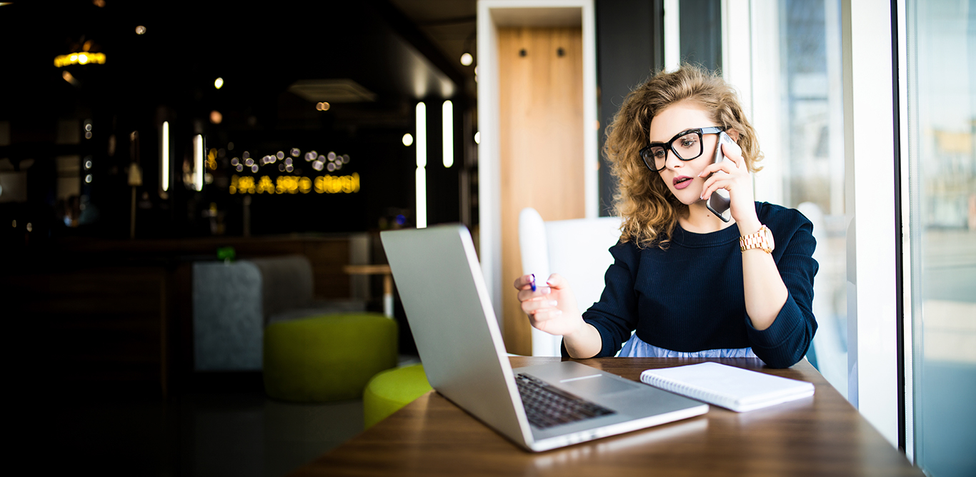 Experta en ventas contactando clientes por internet