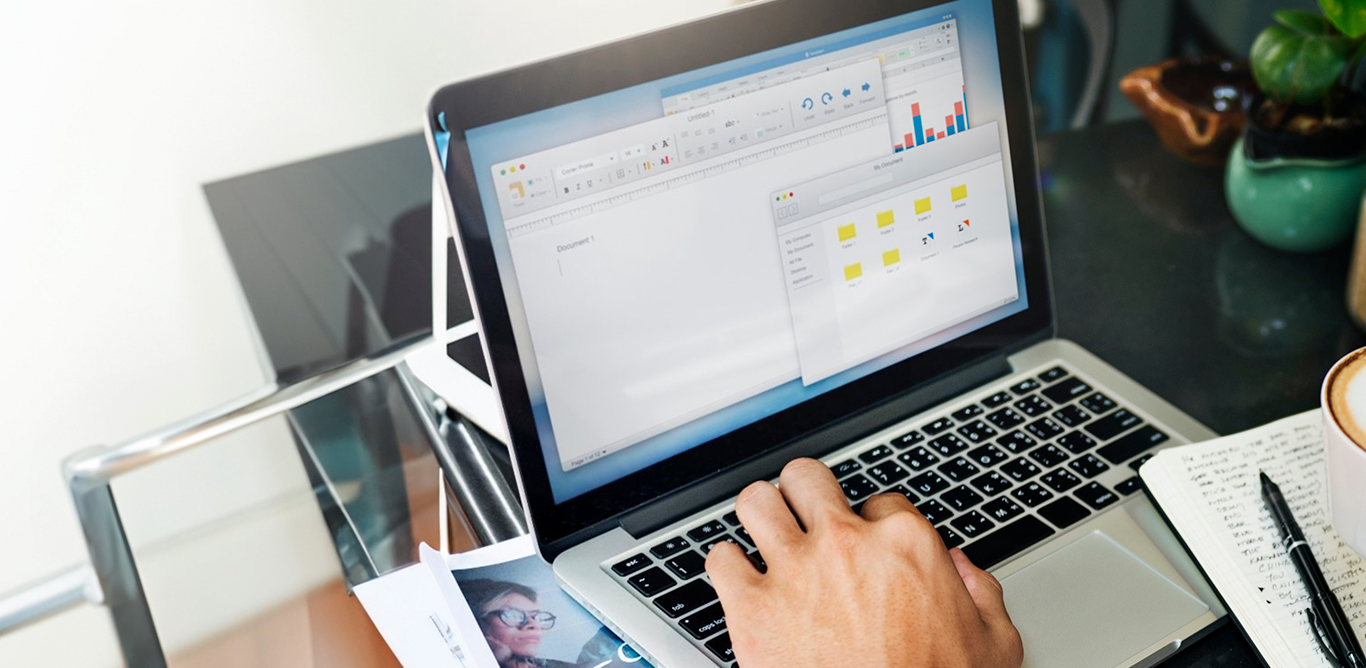 Especialista en redes trabajando en estrategia de publicidad para redes sociales