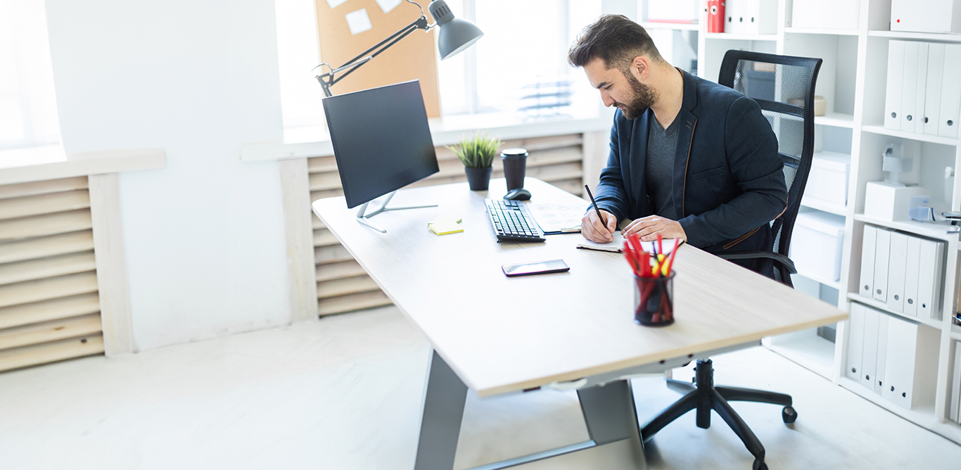Experto en marketing creando una lista de prospectos