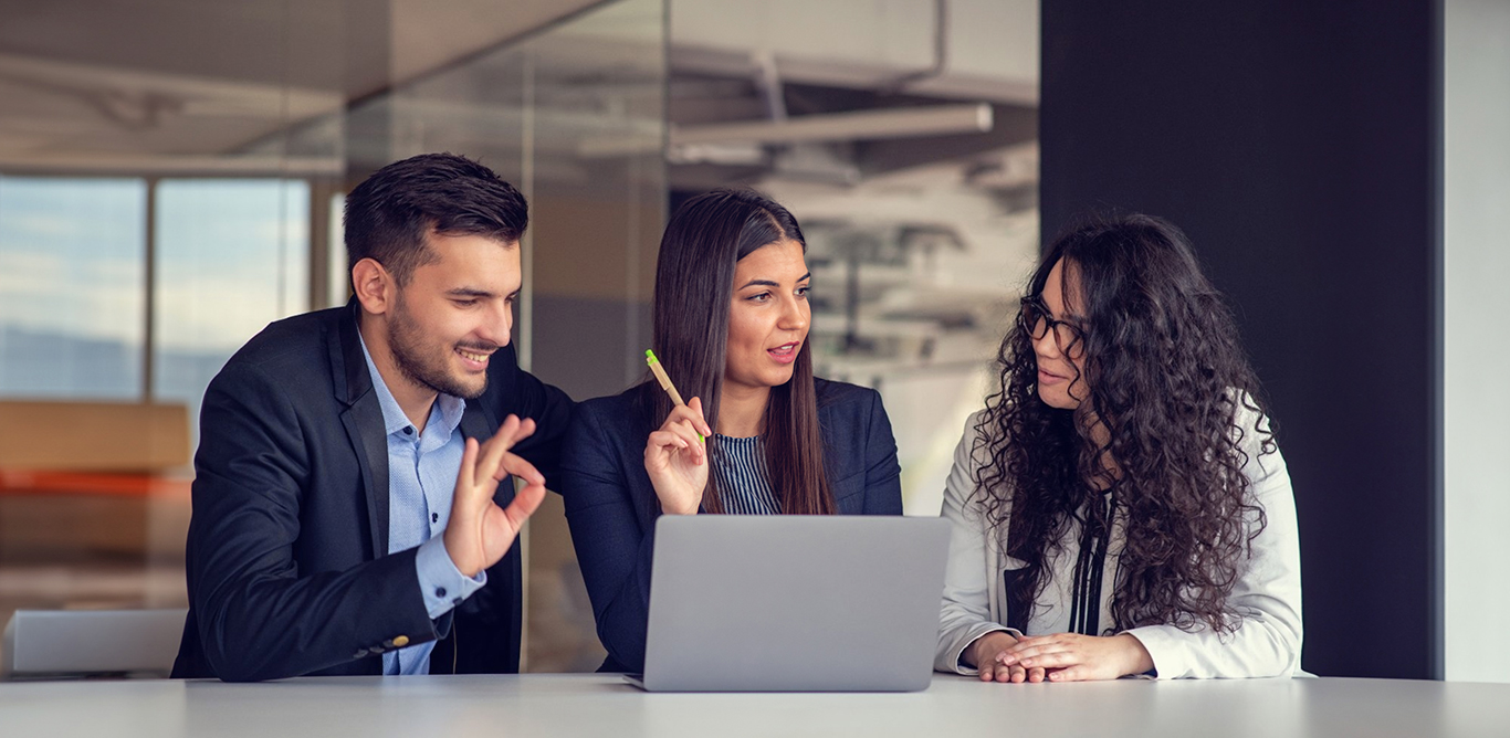 Equipo de marketing diseñando estrategia para creción de una página b2b