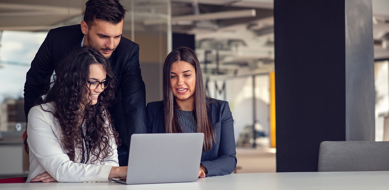 Equipo de marketing trabajando con un CRM